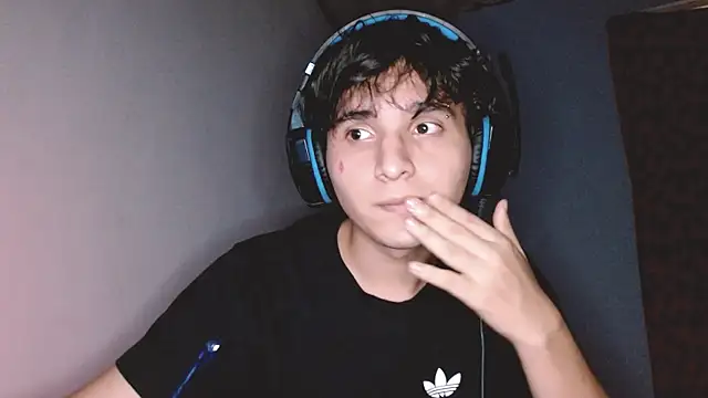 Snapshot of Charley_quin chatting on 10/17/25, 04:37 Charley quin online show from 10/17/25, 04:37