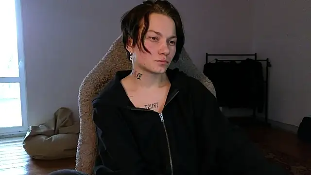 esajukyy online show from 05/13/26, 10:56