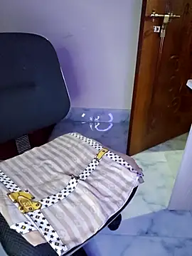 Olivia3 online show from 10/31/25, 07:48