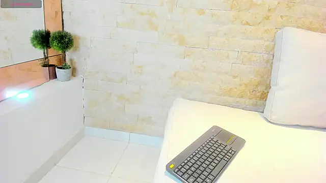 Snapshot of mia_roldan_ chatting on 02/15/25, 07:39 mia roldan online show from 02/15/25, 07:39