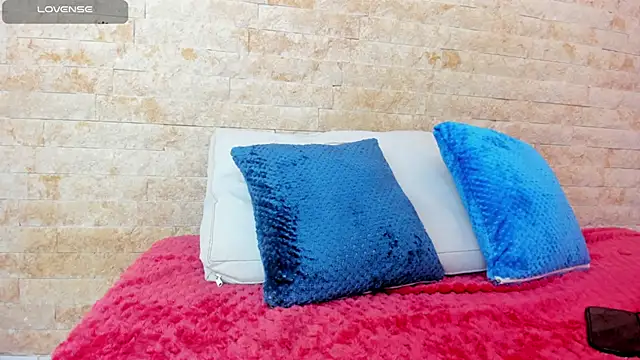 Snapshot of mia_roldan_ chatting on 10/22/25, 12:27 mia roldan online show from 10/22/25, 12:27