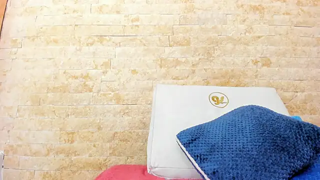 Snapshot of mia_roldan_ chatting on 12/02/25, 01:39 mia roldan online show from 12/02/25, 01:39