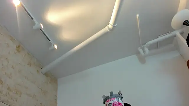 Snapshot of mia_roldan_ chatting on 12/18/25, 12:00 mia roldan online show from 12/18/25, 12:00