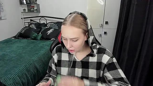 LinaTruly online show from 09/10/25, 09:15