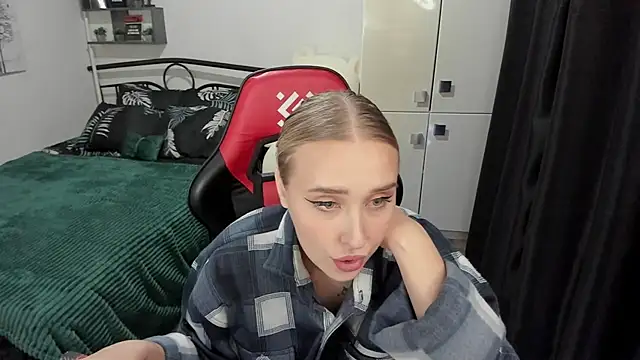 LinaTruly online show from 09/18/25, 09:28