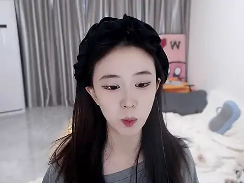 Snapshot of LOLO-yaya chatting on 12/13/24, 08:30 LOLO-yaya online show from 12/13/24, 08:30