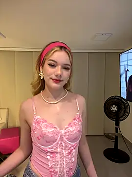 NicoleCut online show from 12/18/25, 10:54