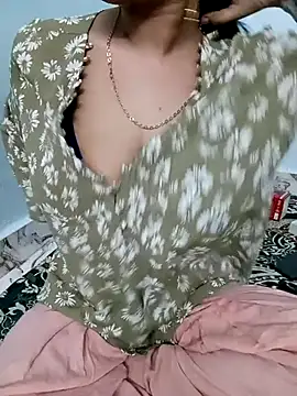 Snapshot of Haniya-143 chatting on 11/11/25, 11:27 Haniya-143 online show from 11/11/25, 11:27