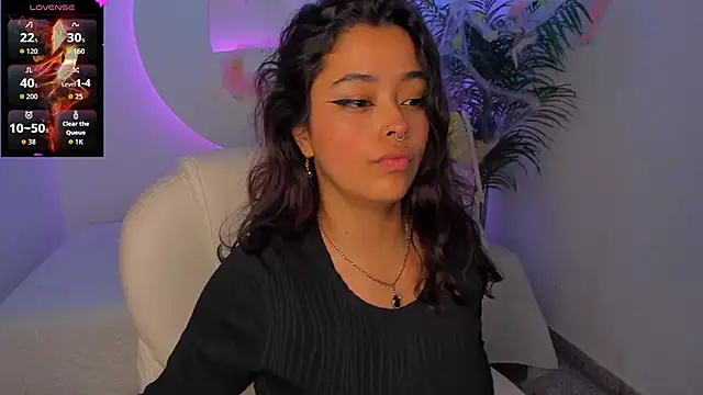 Snapshot of Ariana_Pierce chatting on 10/31/25, 01:34 Ariana Pierce online show from 10/31/25, 01:34