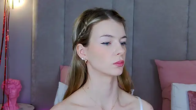 Snapshot of MeganMour chatting on 02/16/25, 07:38 MeganMour online show from 02/16/25, 07:38