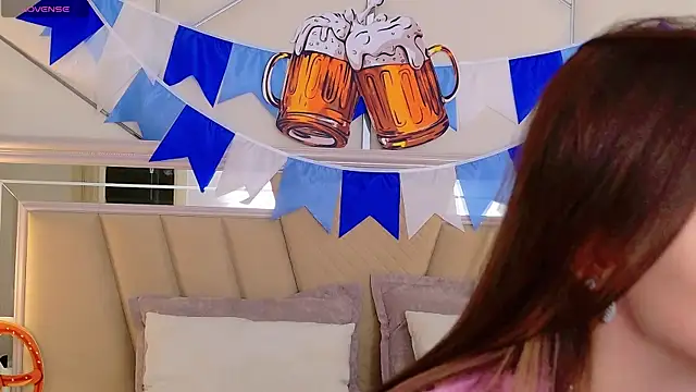 Snapshot of MeganMour chatting on 09/27/25, 05:07 MeganMour online show from 09/27/25, 05:07