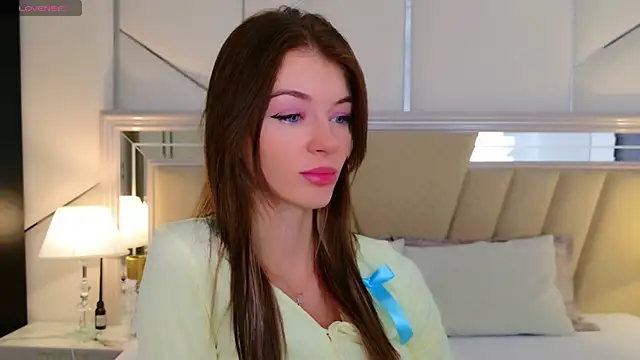 Snapshot of MeganMour chatting on 10/14/25, 05:03 MeganMour online show from 10/14/25, 05:03