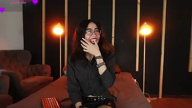 Snapshot of vampy_dolll chatting on 03/07/25, 09:06 vampy dolll online show from 03/07/25, 09:06