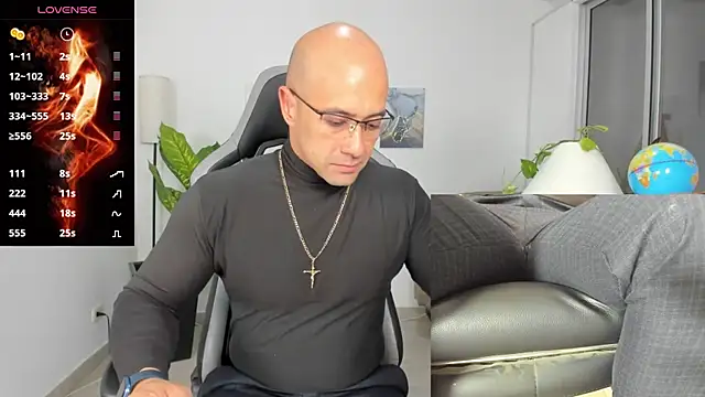 Snapshot of ryan_master_ chatting on 12/18/24, 10:30 ryan master online show from 12/18/24, 10:30