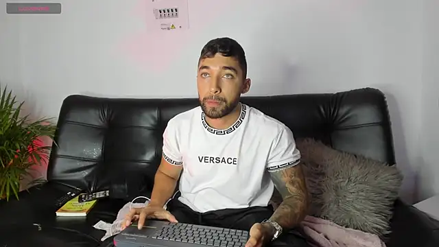 Snapshot of Sweet_and_caramel chatting on 02/05/25, 10:44 Sweet and caramel online show from 02/05/25, 10:44