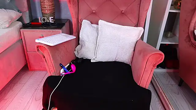 Snapshot of AQueenMonica chatting on 09/09/25, 04:28 AQueenMonica online show from 09/09/25, 04:28