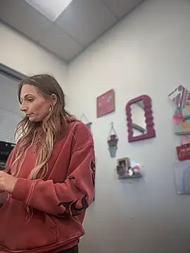 Snapshot of PrettiPluto chatting on 12/13/25, 07:53 PrettiPluto online show from 12/13/25, 07:53