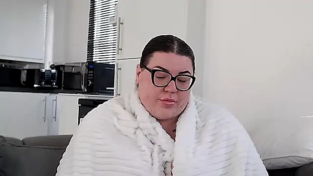 Snapshot of StrawberrySexx chatting on 12/15/24, 01:32 StrawberrySexx online show from 12/15/24, 01:32