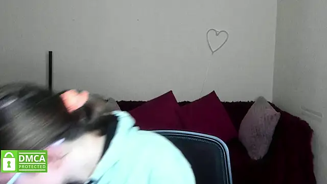 Snapshot of Alicia_redfollow chatting on 10/27/25, 12:09 Alicia redfollow online show from 10/27/25, 12:09