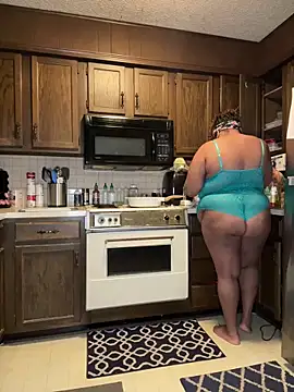 Snapshot of InterRacialFacial7296 chatting on 12/21/25, 10:33 InterRacialFacial7296 online show from 12/21/25, 10:33