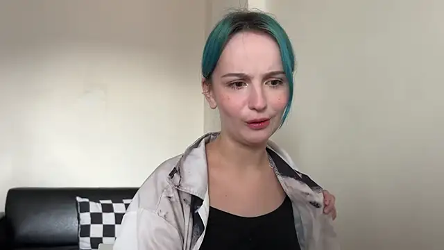 Snapshot of bumble_bee chatting on 12/28/24, 10:03 bumble bee online show from 12/28/24, 10:03