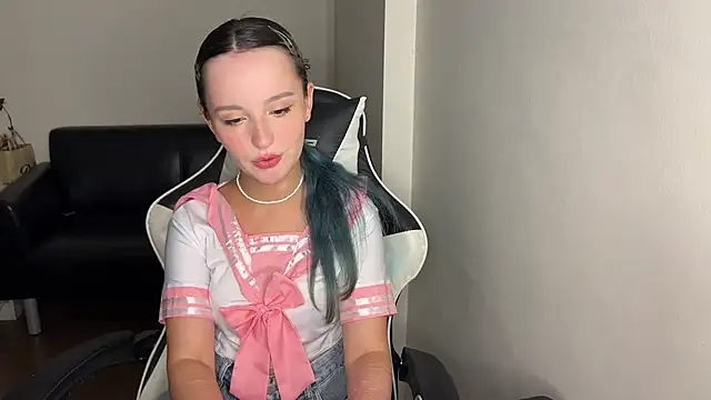 Snapshot of bumble_bee chatting on 03/14/25, 07:34 bumble bee online show from 03/14/25, 07:34