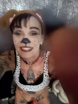 Snapshot of MommyMisfit chatting on 10/02/25, 12:06 MommyMisfit online show from 10/02/25, 12:06