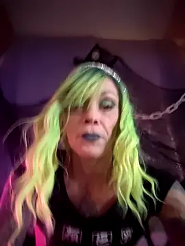 Snapshot of MommyMisfit chatting on 10/07/25, 01:03 MommyMisfit online show from 10/07/25, 01:03