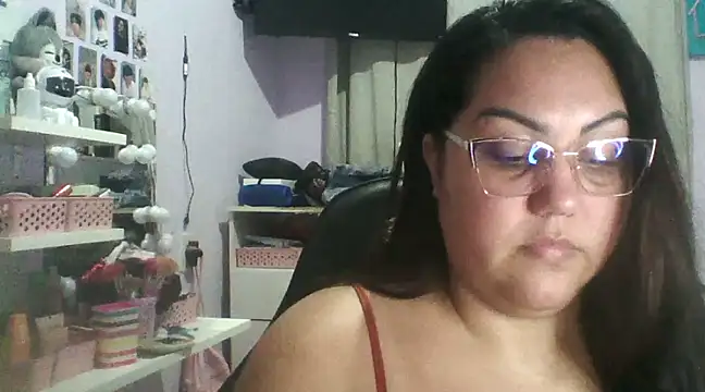 Snapshot of Paolaa_hoot chatting on 02/26/25, 04:14 Paolaa hoot online show from 02/26/25, 04:14