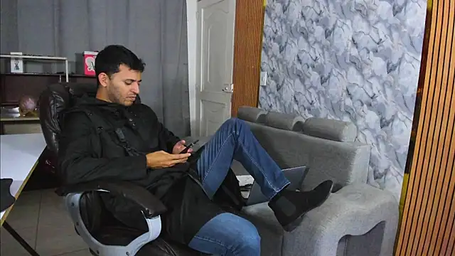 Hideintheoffice online show from 02/05/26, 03:33