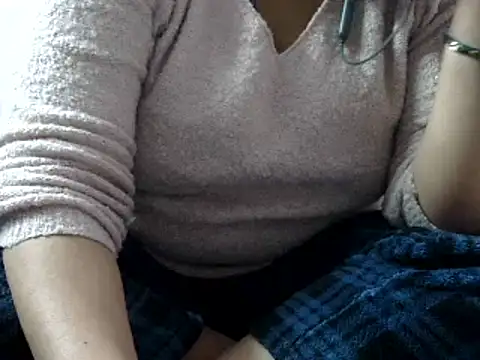 Snapshot of Housewife12 chatting on 01/18/25, 06:43 Housewife12 online show from 01/18/25, 06:43