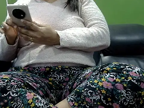 Snapshot of Housewife12 chatting on 01/29/25, 06:07 Housewife12 online show from 01/29/25, 06:07