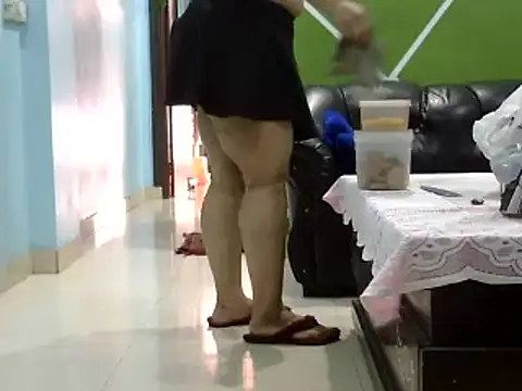 Snapshot of Housewife12 chatting on 02/05/25, 06:46 Housewife12 online show from 02/05/25, 06:46