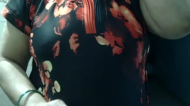 Snapshot of Housewife12 chatting on 02/15/25, 07:50 Housewife12 online show from 02/15/25, 07:50