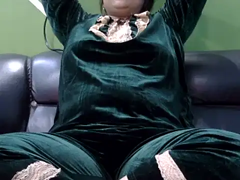 Snapshot of Housewife12 chatting on 03/13/25, 05:18 Housewife12 online show from 03/13/25, 05:18