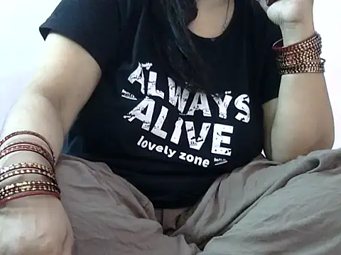 Snapshot of Housewife12 chatting on 09/25/25, 05:55 Housewife12 online show from 09/25/25, 05:55