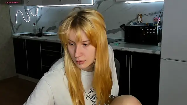 Snapshot of Sweet_white_chocolate chatting on 02/17/26, 06:10 Sweet white chocolate online show from 02/17/26, 06:10