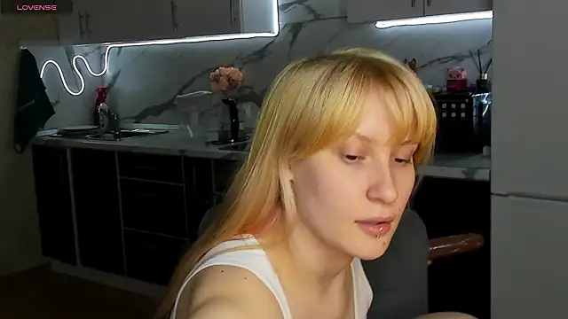 Snapshot of Sweet_white_chocolate chatting on 03/02/26, 06:03 Sweet white chocolate online show from 03/02/26, 06:03