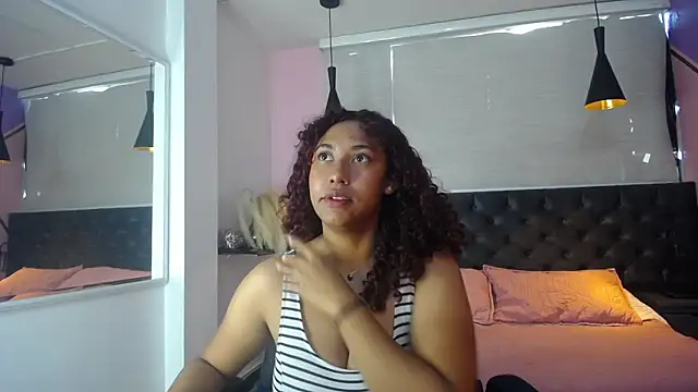 Snapshot of lauraltt chatting on 02/03/25, 01:30 lauraltt online show from 02/03/25, 01:30