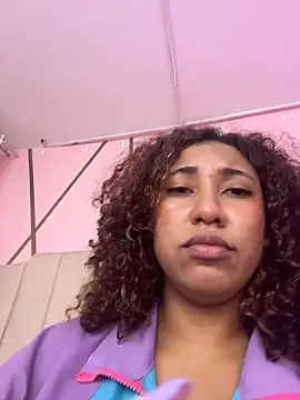 Snapshot of lauraltt chatting on 11/19/25, 07:47 lauraltt online show from 11/19/25, 07:47