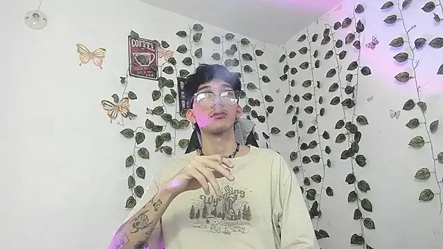 Snapshot of skinny_dann chatting on 03/19/25, 01:10 skinny dann online show from 03/19/25, 01:10