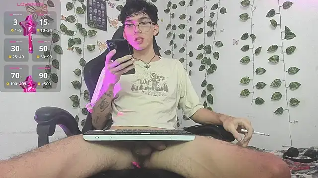 Snapshot of skinny_dann chatting on 03/21/25, 02:39 skinny dann online show from 03/21/25, 02:39