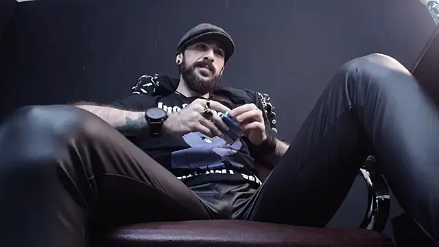 Snapshot of AxelColton chatting on 02/04/25, 06:25 AxelColton online show from 02/04/25, 06:25