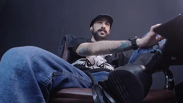 Snapshot of AxelColton chatting on 02/05/25, 06:24 AxelColton online show from 02/05/25, 06:24