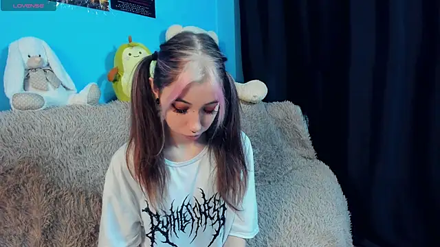 Snapshot of _Mindy_ chatting on 01/08/25, 06:09 Mindy online show from 01/08/25, 06:09