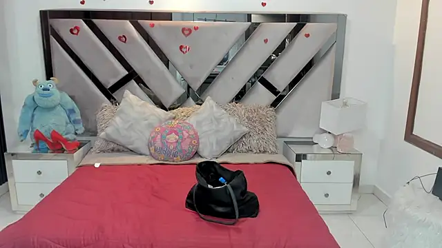 Snapshot of natalia5560 chatting on 10/28/25, 01:03 natalia5560 online show from 10/28/25, 01:03