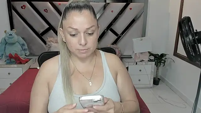 Snapshot of natalia5560 chatting on 11/10/25, 01:21 natalia5560 online show from 11/10/25, 01:21