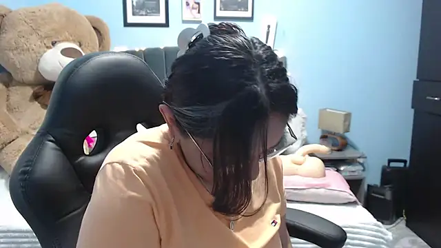 Snapshot of AngelRouss chatting on 10/31/25, 03:18 AngelRouss online show from 10/31/25, 03:18