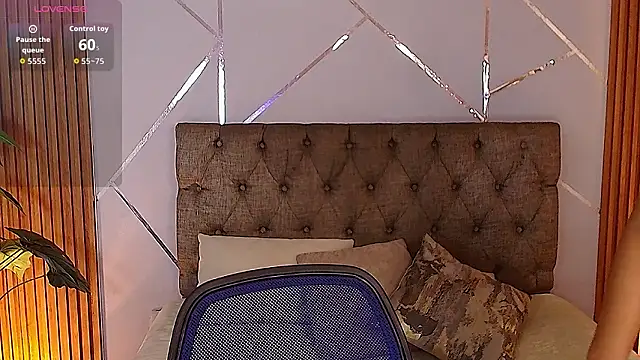 charlottee white online show from 03/12/26, 08:37