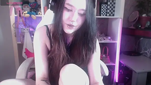 Snapshot of chloe_crystall_killer chatting on 06/30/26, 11:00 chloe crystall killer online show from 06/30/26, 11:00